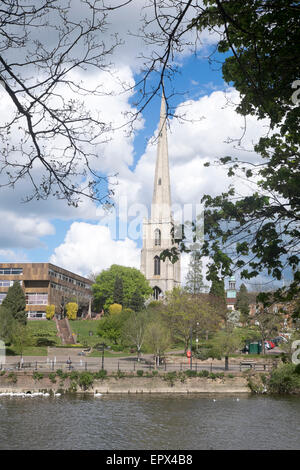 St.-Andreas Turm (The Glover Nadel) betrachtet über den Fluss Severn in Worcester, Großbritannien Stockfoto