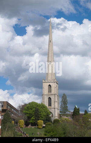 St.-Andreas Turm, auch bekannt als The Glover Nadel, neben den Fluss Severn in Worcester, Großbritannien Stockfoto