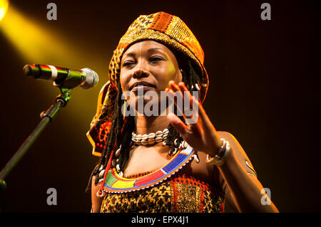 Fatoumata Diawara & Roberto Fonseca die live bei WOMAD Musik Festival, Charlton Park, England, UK. 27. Juli 2015. Stockfoto