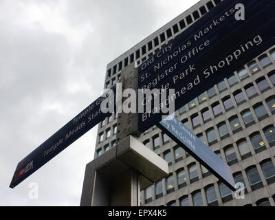 Ein Fußgänger Wegweiser leiten Touristen zu den Sehenswürdigkeiten und Attraktionen in Bristol. Stockfoto