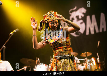 Fatoumata Diawara & Roberto Fonseca die live bei WOMAD Musik Festival, Charlton Park, England, UK. 27. Juli 2015. Stockfoto