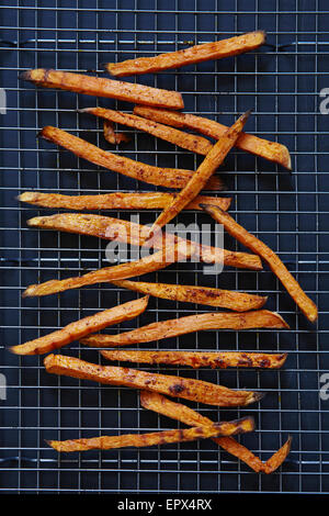 Süße Kartoffelchips am rack Stockfoto