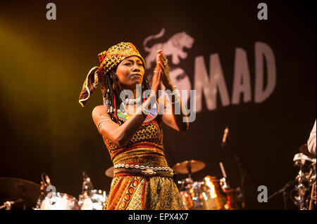 Fatoumata Diawara & Roberto Fonseca die live bei WOMAD Musik Festival, Charlton Park, England, UK. 27. Juli 2015. Stockfoto