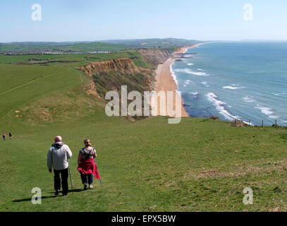 Wanderer auf der Südwest-Küste-Pfad hinunter Thorncombe Beacon Hill in Richtung Eype, Dorset, Großbritannien Stockfoto