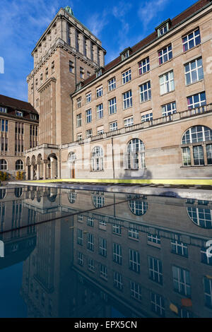 Schweiz, Zürich, Universität Zürich Gebäude reflektiert im Teich Stockfoto