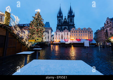 Tschechien, Prag, Teynkirche, gesehen vom Platz im winter Stockfoto