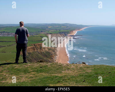 Mann stand an der Spitze von Thorncombe Beacon Hill in der Nähe von Eype mit Blick auf West Bay, Dorset, Großbritannien Stockfoto