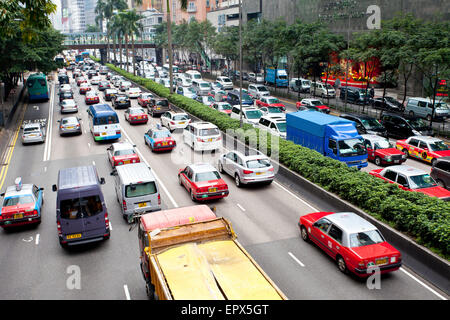 HONG KONG - 9. Februar, Stau in Wan Chai, Hong Kong am 9 Februar 2014. Es ist einer der verkehrsreichsten Stadtteil in Hong Kong. Hong Stockfoto