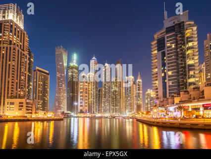 Dubai Marina Skyline bei Nacht, Stadt Dubai, Vereinigte Arabische Emirate, Vereinigte Arabische Emirate, Naher Osten Stockfoto