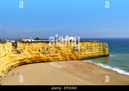 Die Kapelle Nossa Senhora da Rocha auf den spektakulären Klippen am Strand Nova in Portugal Stockfoto