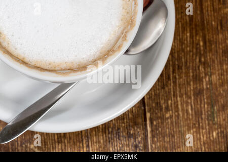 Tasse Kaffee auf dem Vintage Holztisch Stockfoto