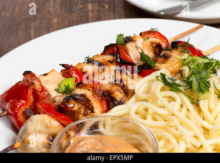 Hähnchen Grill mit Spaghetti auf Teller hautnah Stockfoto