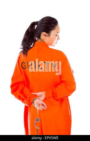 Rückansicht einer Handschellen asiatischen jungen Frau in Uniform der Gefangenen Stockfoto