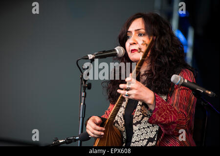 & Marjan Mahsa Vahdat die live auf BBC Radio 3 Charlie Gillett Stage, UK WOMAD Charlton Park, 27. Juli 2015. Stockfoto