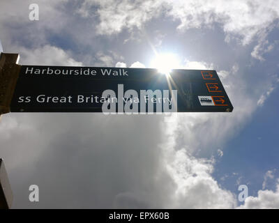 Ein Fußgänger Wegweiser leiten Touristen zu den Sehenswürdigkeiten und Attraktionen in Bristol. Stockfoto