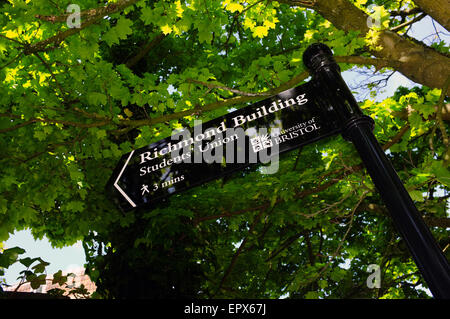 Ein Fußgänger Wegweiser leiten Touristen zu den Sehenswürdigkeiten und Attraktionen in Bristol. Stockfoto