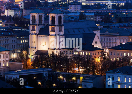 Österreich, Salzburg, beleuchtet St. Andrew-Kirche und umgebende Stadtbild Stockfoto