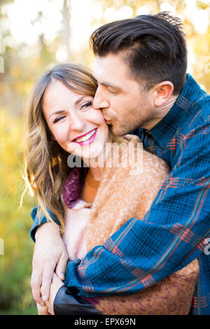 Mann küssen lächelnde Frau Stockfoto