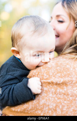 Mutter mit Baby Boy (6-11 Monate) Stockfoto