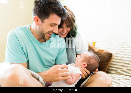 Glückliche Eltern betrachten Baby Boy (6-11 Monate) Stockfoto