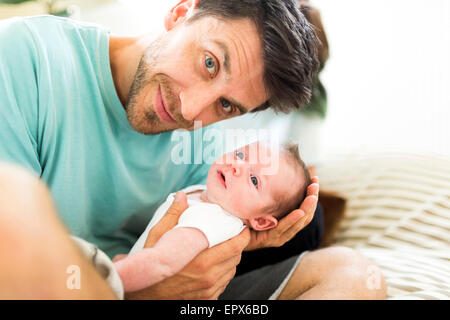 Porträt des Mannes mit Baby (6-11 Monate) Stockfoto