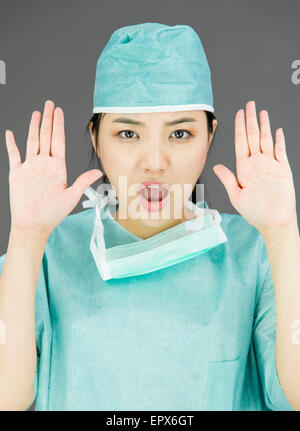 Asiatische Frauen Chirurg machen Stop Geste und zeigt stop Stockfoto