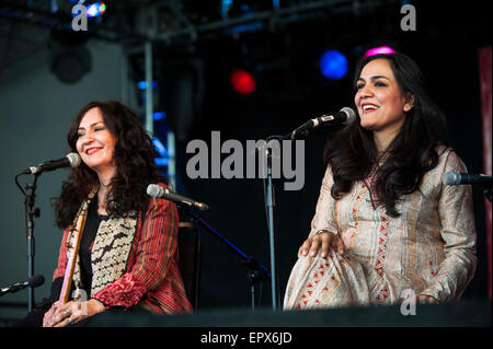 & Marjan Mahsa Vahdat die live auf BBC Radio 3 Charlie Gillett Stage, UK WOMAD Charlton Park, 27. Juli 2015. Stockfoto