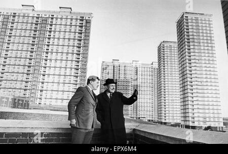 Enoch Powell sieht Red Road Wohnungen in Glasgow mit den potenziellen Kandidaten für Springburn bei den allgemeinen Wahlen. Ca. November 1969. Stockfoto