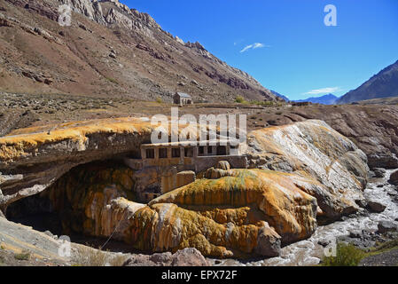 Anden, Mendoza, Argentinien, Aconcagua Provincial Park, Inka-Brücke, anzeigen alte Gebäude unter Naturbrücke im Tal Stockfoto