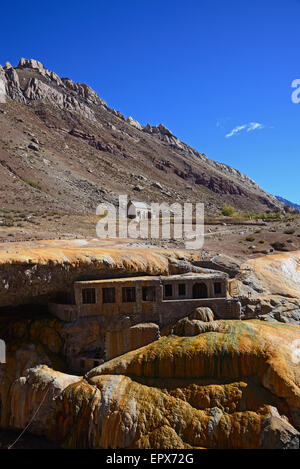 Anden, Mendoza, Argentinien, Aconcagua Provincial Park, Inka-Brücke, anzeigen alte Gebäude unter Naturbrücke im Tal Stockfoto