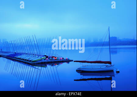 USA, Massachusetts, Boston, Reihe von nebligen Morgen Boote am Charles river Stockfoto