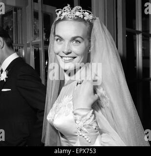 Shirley Eaton, TV und Film-Schauspielerin im Alter von 21, Hochzeit, Colin Lenton Rowe im Alter von 27, Str. Marys, Kenton, Middlesex, Montag, 5. August 1957. Stockfoto