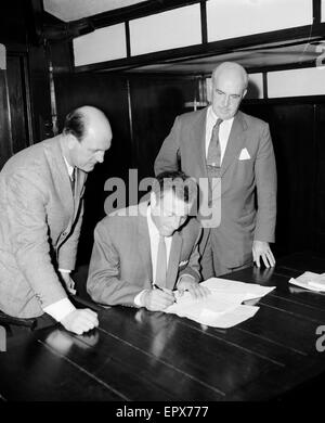 Fußballer-Mark Lazarus-Zeichen für Wolverhampton Wanderers beobachtete seine neuen Vorgesetzten Stan Cullis (links) und Queens Park Rangers Manager Alec Stock. 22. September 1961. Stockfoto