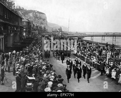 Die Überreste der Krankenschwester Edith Cavell, hingerichtet worden war, von den deutschen im ersten Weltkrieg hier zu sehen, wird da eine Marine Ehrengarde der Sarg ein Ufer in Dover gebracht wird. 15. Mai 1919 Stockfoto