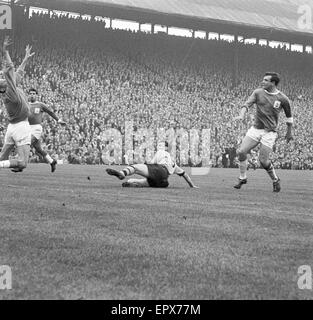 Birmingham entsprechen ca. 3-6 Wölfe, Division ein, Liga in St Andrews, Samstag, 7. Oktober 1961. Auf dem Bild: Mark Lazarus von Wölfen in Aktion. Stockfoto