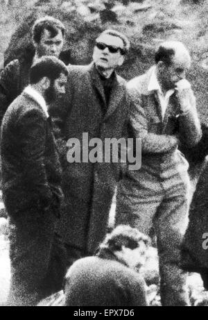 Ian Brady, gestand Kindermörder im Saddleworth Moor, wo er versuchte, lokalisiert die Torfmoor Gräber neu Opfer Keith Bennett und Pauline Reade, 4. Juli 1987.  Auch im Bild, Detective Chief Superintendent Peter Topping von Greater Manchester Stockfoto