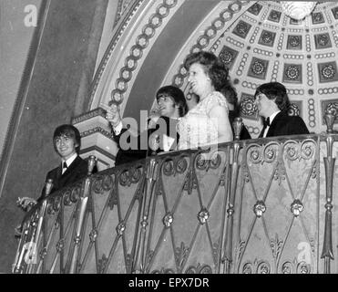 Die Beatles in Liverpool, Freitag, 10. Juli 1964.  Abend-Premiere von "A Hard Day Night" im Odeon-Kino zu Hause. Im Bild, Beatles mit Oberbürgermeisterin im Rathaus für die bürgerlichen Empfang. Stockfoto