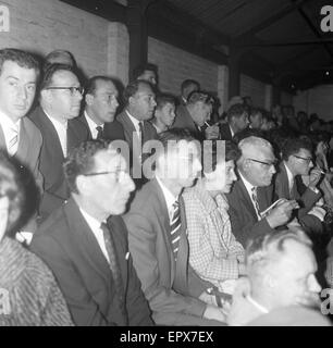 Birmingham entsprechen ca. 3-6 Wölfe, Division ein, Liga in St Andrews, Samstag, 7. Oktober 1961. Im Bild: Angehörige von Mark Lazarus Wölfe beobachten das Spiel Stockfoto