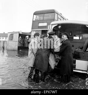 Überschwemmungen in Jaywick, Essex. Ein Mann aus Canvey Island gerettet. Februar 1953. Stockfoto