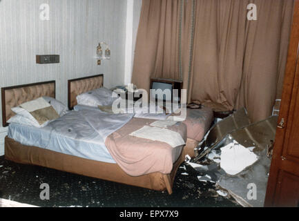 Innenansicht mit Schäden an das Schlafzimmer von Margaret und Dennis Thatcher im Grand Hotel in Brighton ein IRA nach besetzt Bombenexplosion, wo sie während der Woche Parteitag der konservativen aufhielten.  Unter den verletzten war der Handel und Stockfoto
