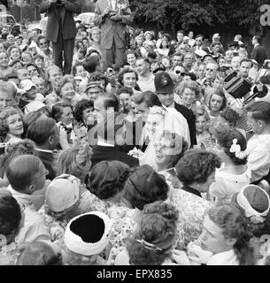 Shirley Eaton, TV und Film-Schauspielerin im Alter von 21, Hochzeit, Colin Lenton Rowe im Alter von 27, Str. Marys, Kenton, Middlesex, Montag, 5. August 1957. Stockfoto