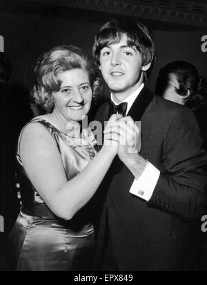 Paul McCartney und seine Tante Joan genießen einen Tanz an der Rezeption im The Dorchester Hotel in London, nach Royal Charity-Premiere von 'A Hard Day Night', Montag, 6. Juli 1964 statt. Stockfoto