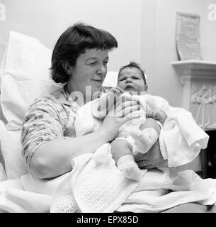 Annie Selina Pirie (34) aus Lymington Hants, mit ihrem neugeborenen Sohn Ian Keith Pirie, der 15 lbs 2ozs als bei Southampton Maternity Unit geboren wog, im Bild 6. Februar 1962. Stockfoto