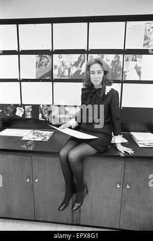 Helen Gurley Brown, 18. Februar 1922, 13. August 2012, US-amerikanischer Autor, Verleger und Geschäftsfrau. Vor allem war sie Chefredakteurin der Zeitschrift Cosmopolitan seit 32 Jahren.  In ihrem Büro in New York, 22. Mai 1970 abgebildet. Stockfoto