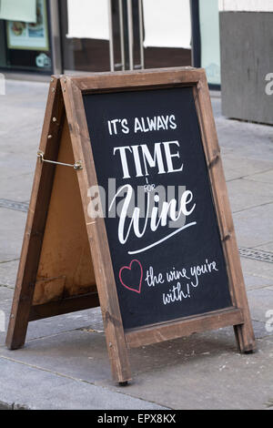 Es ist immer Zeit für Wein - der Wein sie mit - Nachricht auf blackboard Schwarzes Brett an der London Liebe Stockfoto