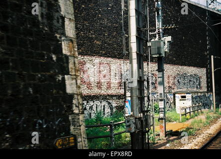 AJAXNETPHOTO. PARIS, FRANKREICH. - PARIS ENTSTELLT - NÄHERT SICH DEM GARE ST.LAZARE, SAINT LAZARE GRAND HAUPTBAHNHOF; NAME AUF DER MAUER, DIE ZUM ENDBAHNHOF FÜHRT, DER VON GRAFFITI ENTRÜSTET WIRD. FOTO: JONATHAN EASTLAND/AJAX REF:CD2 1544 36 Stockfoto