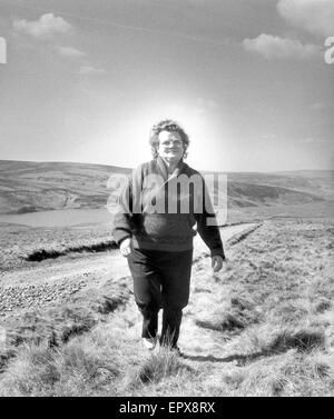 Frau Winifred Johnson, Mutter des vermissten jungen Keith Bennett, abgebildet im Saddleworth Moor, 13. April 1988.   Die Mauren Morde erfolgten durch Ian Brady und Myra Hindley von Juli 1963 bis Oktober 1965 in und um das, was jetzt Greater Manchester, Stockfoto