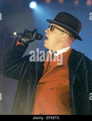 Ska-Gruppe Madness erklingt in nahe in Manchester. Im Bild ist Lead-Sänger Suggs. 19. Dezember 1992. Stockfoto