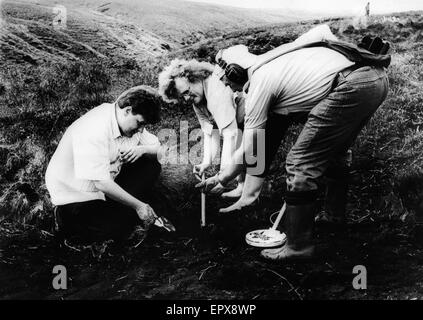 Frau Winifred Johnson, Mutter des vermissten jungen Keith Bennett, führt einer der ihr viele Suchanfragen von Saddleworth Moor, mit ihrem Sohn Ian (links) und ein freiwilliger mit Metalldetektor (rechts), August 1988.    Die Mauren Morde erfolgten durch Ian Brady und Myra Stockfoto