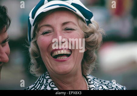 AJAXNETPHOTO. 1974. PORTCHESTER, ENGLAND. -KRÄFTE SWEETHEART - (DAME, DBE 1975.) VERA LYNN GENIEßT EINEN WITZ MIT SAILOR CHAY BLYTH, WENN SIE SEINE NEUEN TRIMARAN GROßBRITANNIEN III INS LEBEN GERUFEN. FOTO: JONATHAN EASTLAND/AJAX REF: 0559 23 Stockfoto